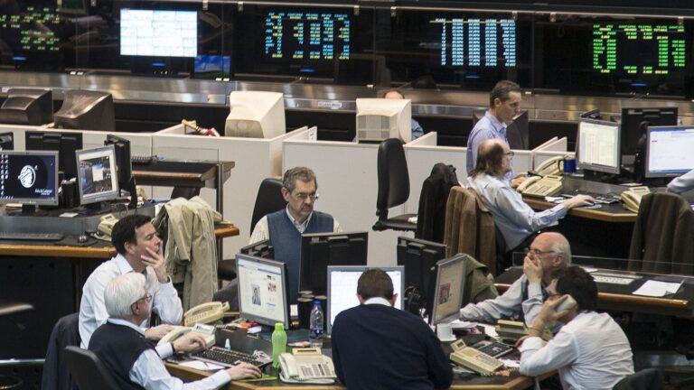 El mercado, más optimista por la Ley Ómnibus: tipo de cambio en baja y bonos en dólares en alza