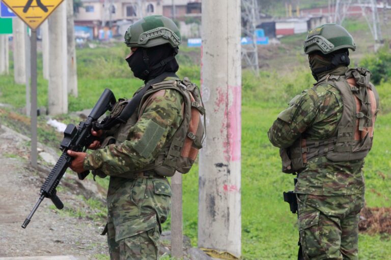 Ecuador analiza otras vías para mantener a los militares en las calles a pesar del fin del estado de excepción