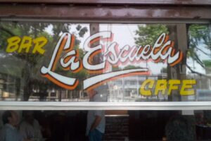 Cafetines de Buenos Aires: el bar en el que conviven el corbatín de Goyeneche y un opinador de las radios porteñas