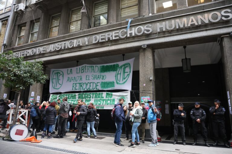 Aceleran los recortes en el Estado con jubilaciones, despidos y un examen de idoneidad