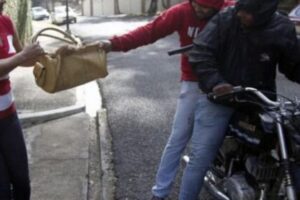 Pergamino – Motochorros atacaron y asaltaron a una ciclista