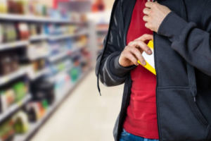 Pergamino – En un supermercado, mechero escondió productos entre sus prendas y quedó filmado