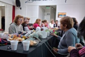 Pergamino – Solidaridad en acción: confección de gorros para pacientes oncológicos