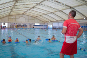 Deportes – Vuelta al agua: un programa para nivelar oportunidades y promover hábitos saludables